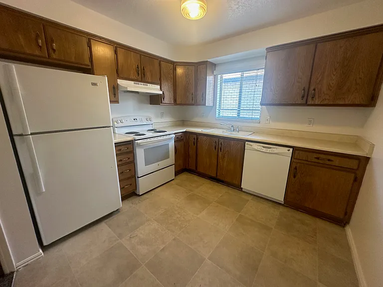 872 N University Ave #5 — Photo 3