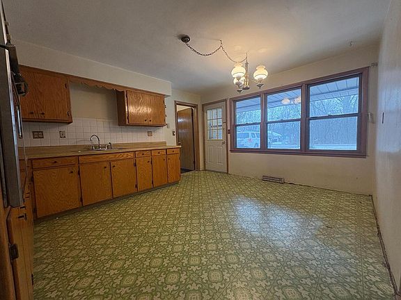 4th image of 2421 Wallace Lake ROAD