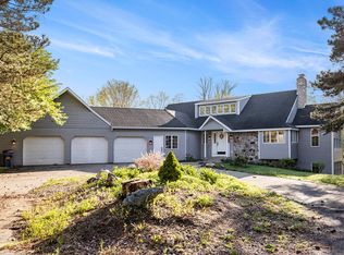 620 Twin Lakes Dr NE, Grand Rapids, MI 49525
