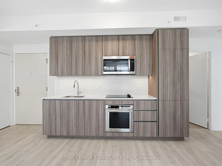 15 Richardson St #818 — Photo 4