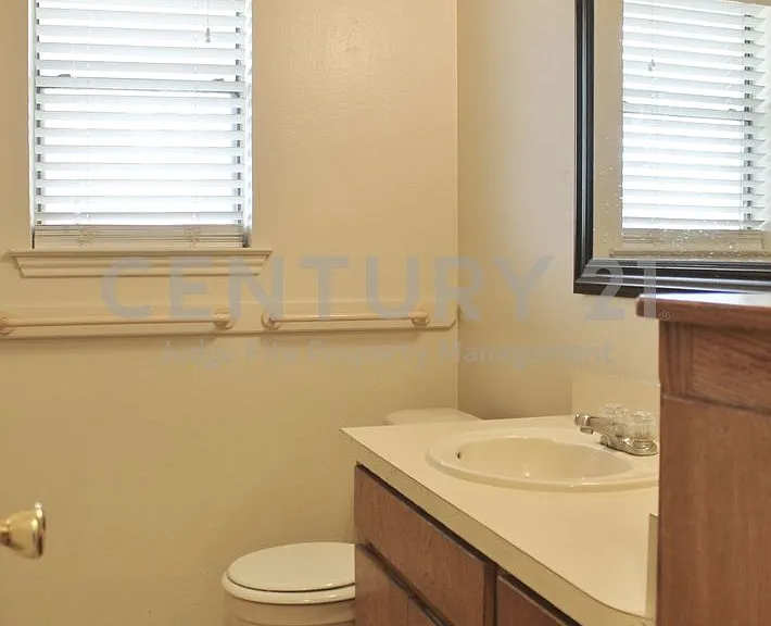 1104 Curtis Dr — Photo 6