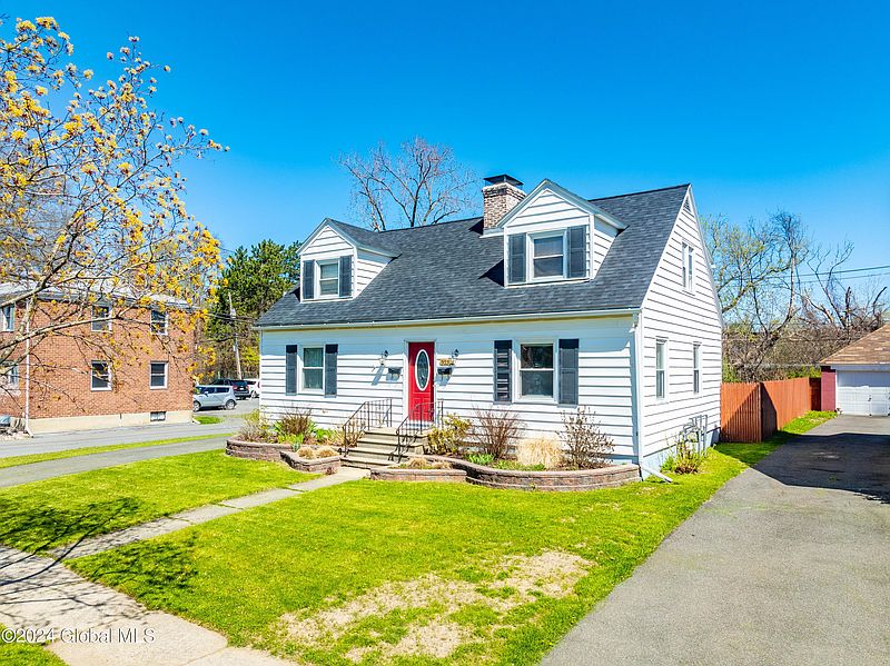 3rd image of 323 Hackett Boulevard