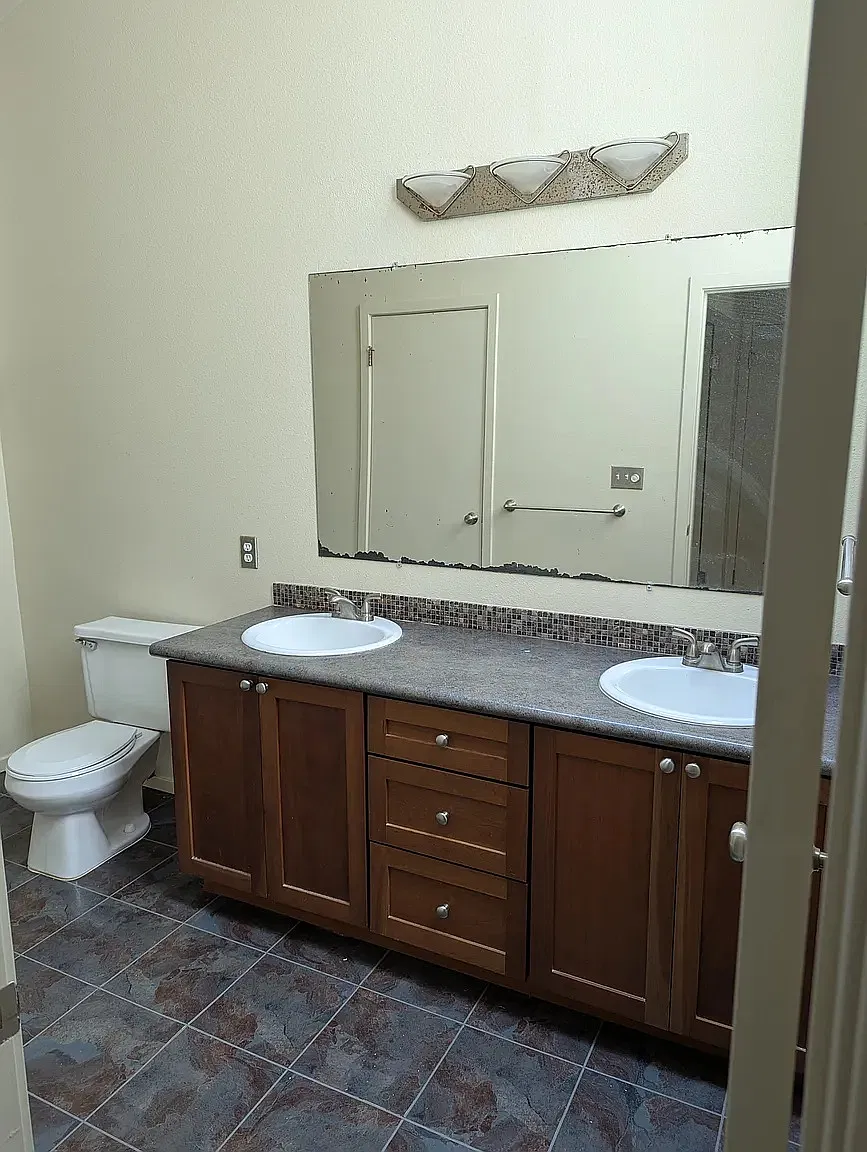 2 bed, 889 sqft, $2,300 — Photo 2