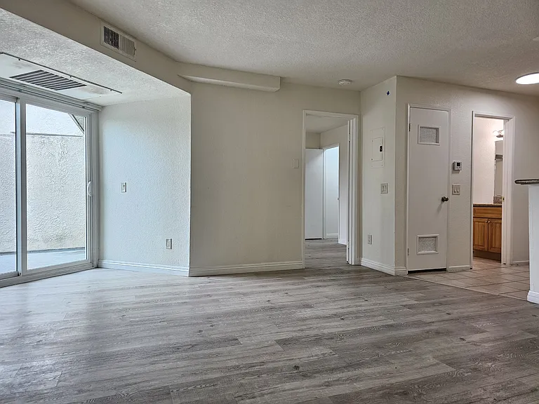 607 W Broadway #205 — Photo 5