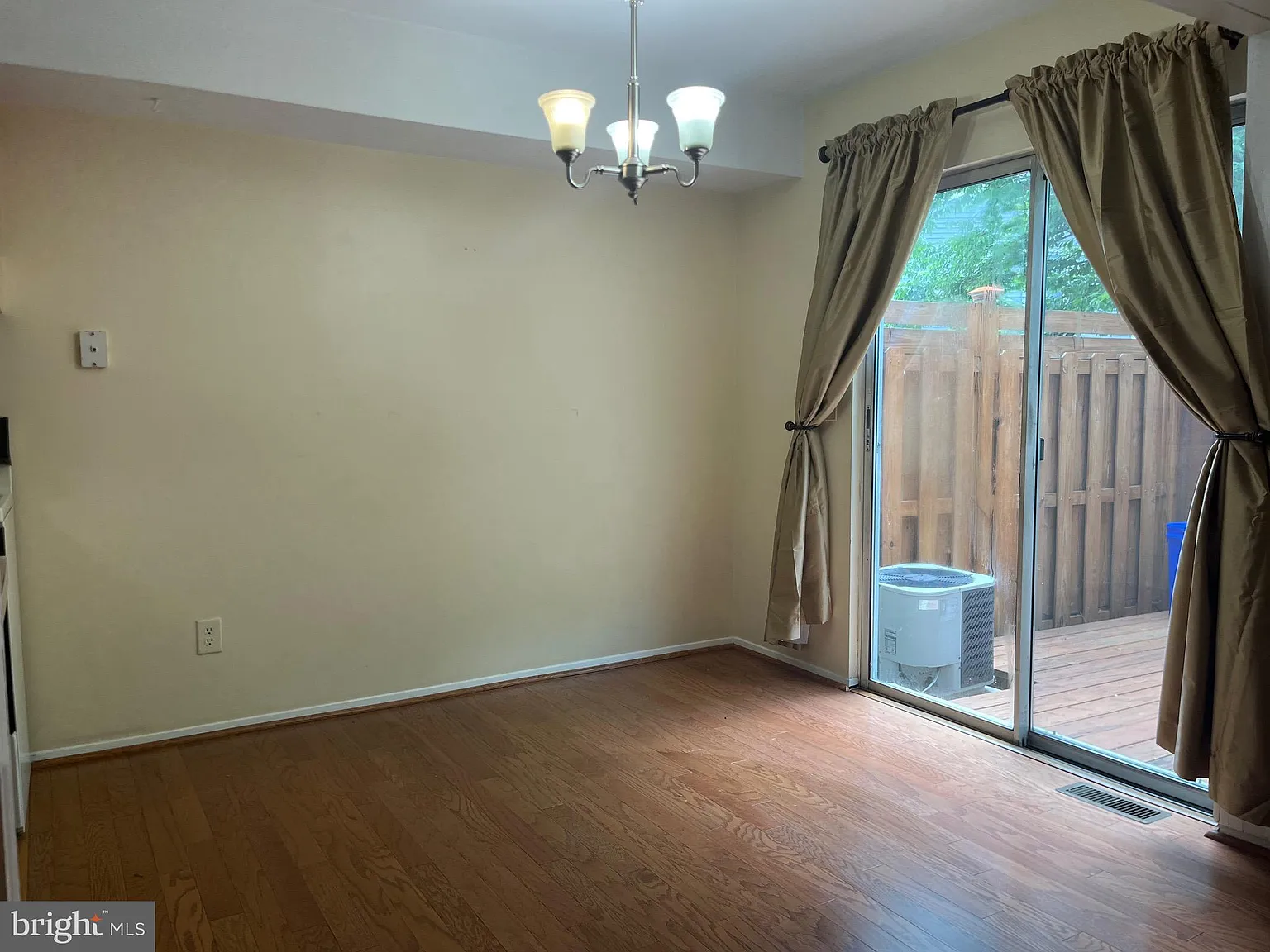 3 bed, 1.5 bath, 1056 sqft, $2,150 — Photo 4