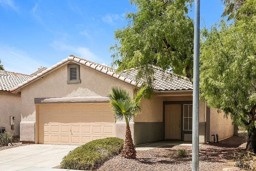3 bed, 2.0 bath, 1244 sqft, $1,905 — Photo 3