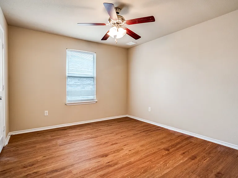 811 E College Ave — Photo 5