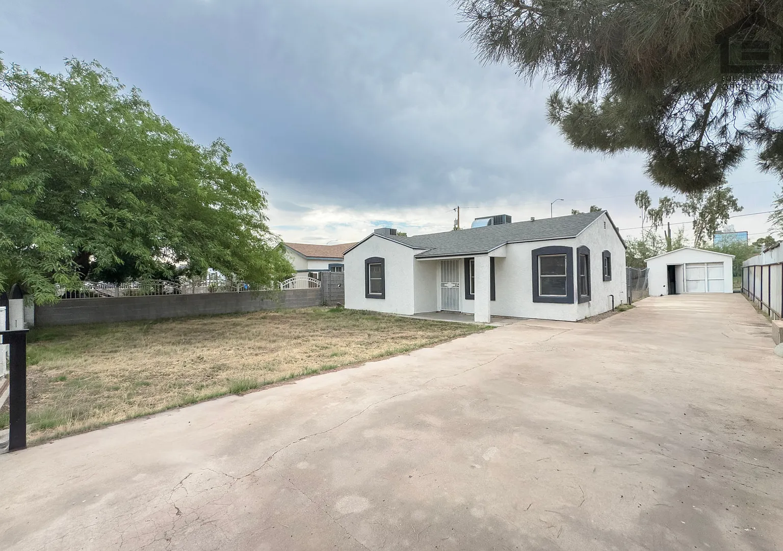 2bed/1bath House At Az-202/24th St! Ready For Immediate Move-In! -- No Hoa! Rv Parking! — Photo 1