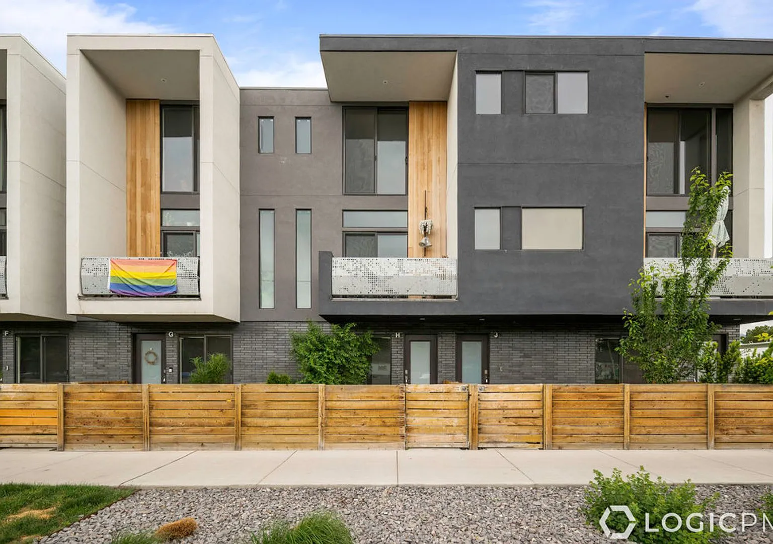 Stunning Townhome In Excellent SLC Location! — Photo 1