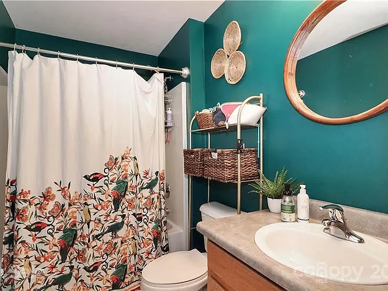547 Donatello Ave — Photo 22