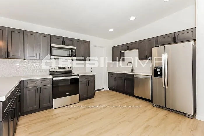 1314 E Del Rio Dr — Photo 2
