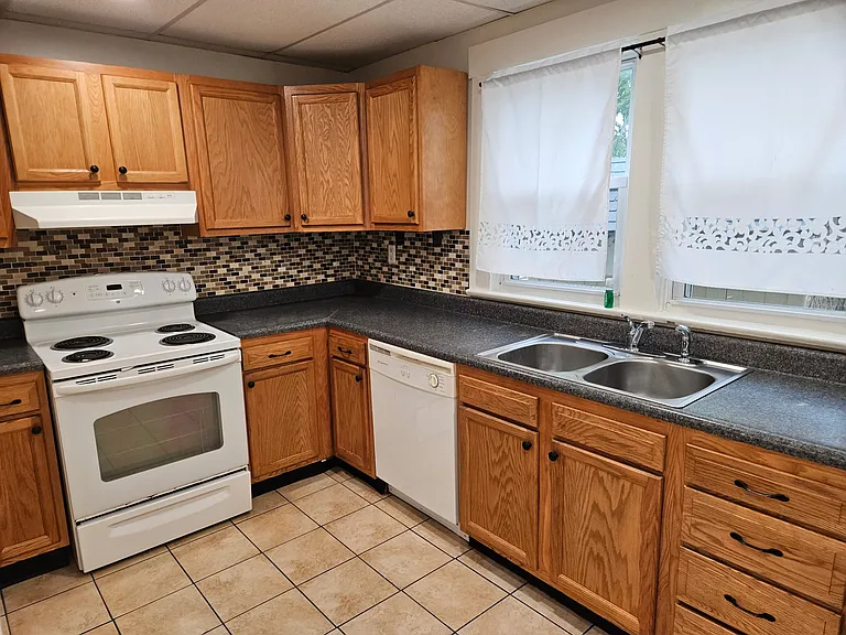 637 Creighton Ave — Photo 6