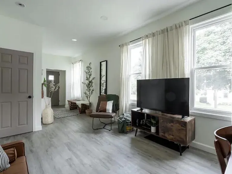 823 E Lincoln Ave — Photo 2