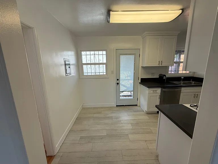 805 Venice Blvd #4 — Photo 11
