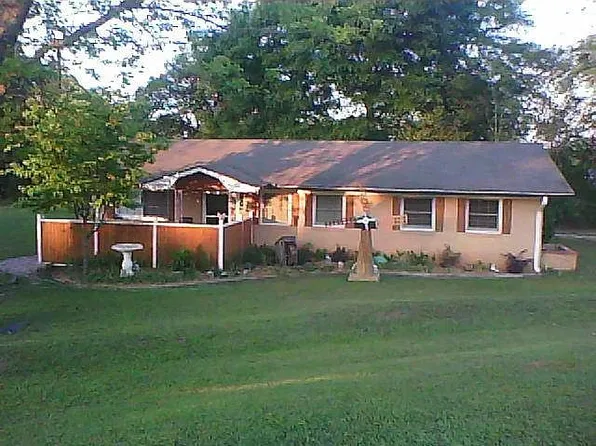 1917 E McKinnon St, New Brockton, AL 36351