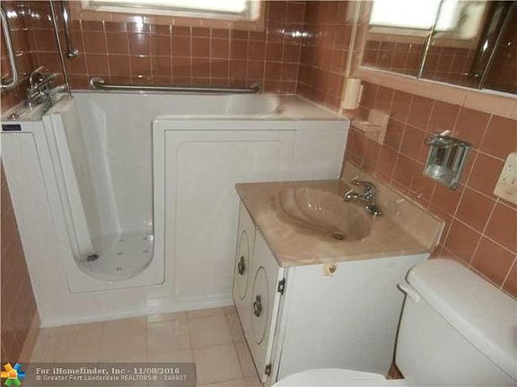 3rd image of 1911 SW 22nd Ave