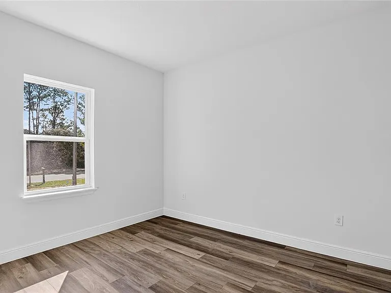 1933 W Oliver Dr — Photo 4