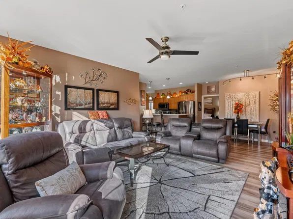 8585 S Deerwood LANE, Franklin, WI 53132