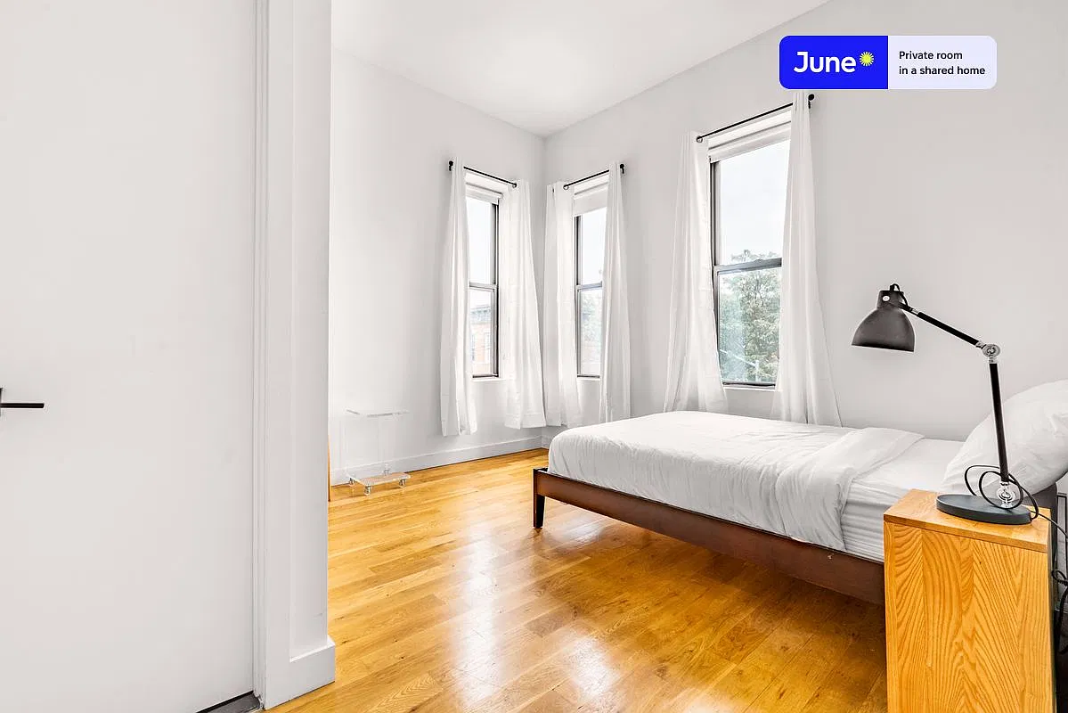 Full bedroom in 5 bed/3 bath home in Ridgewood #1408 B — Photo 1