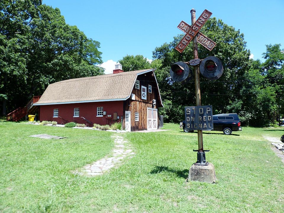 Welcome to 44 W. Earleigh Heights Rd!