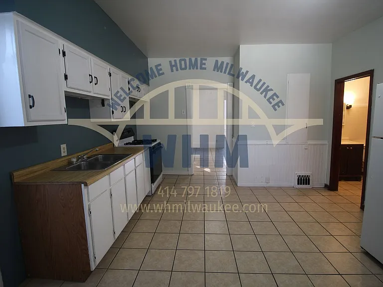 1140 N 50th Pl — Photo 2