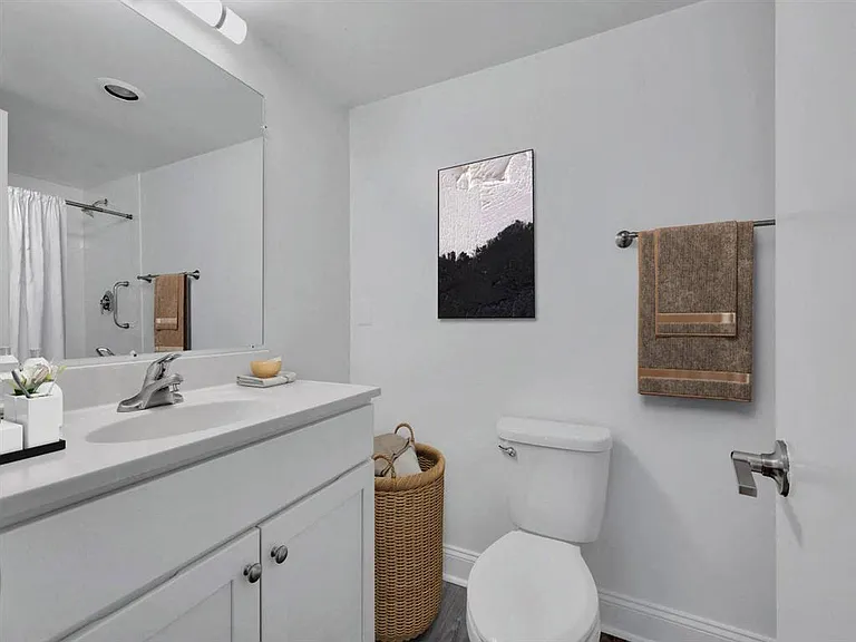 The Warwick Apartments — Photo 15
