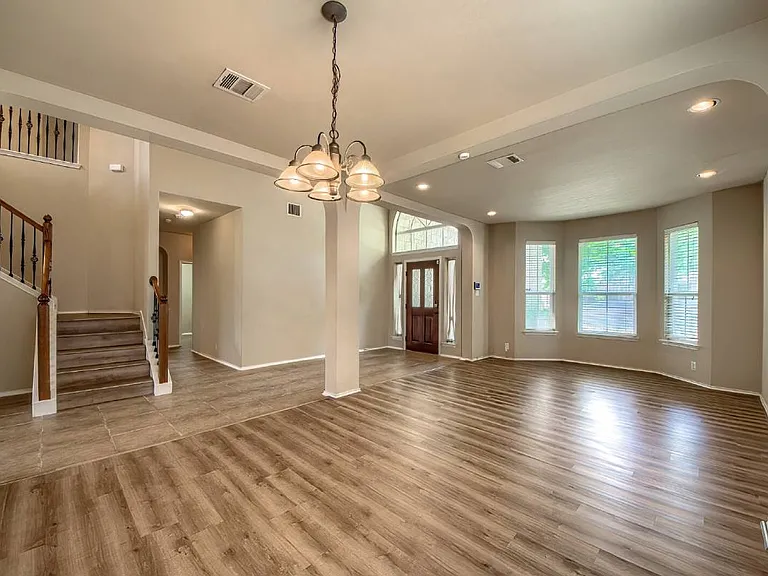 914 Armour Dr — Photo 3