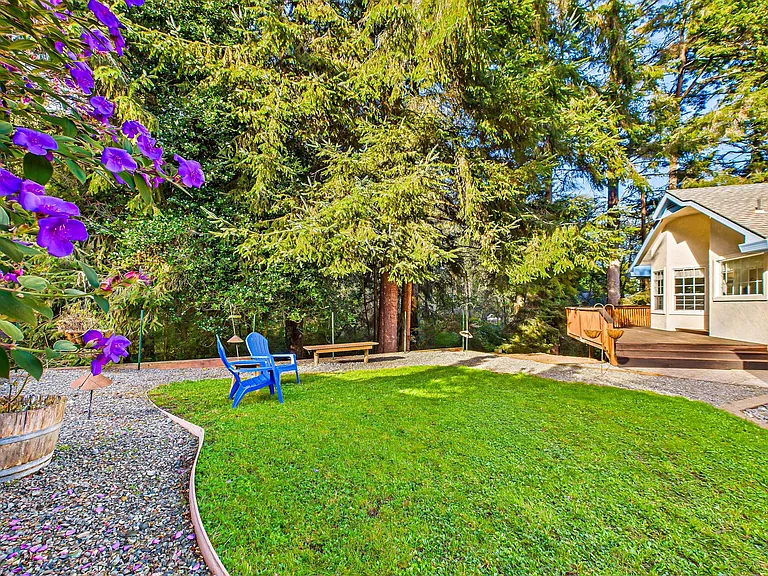 +Fenced/landscaped backyard
+Host will take care of yard 
+Shed (no guest access)
+Patio/porch