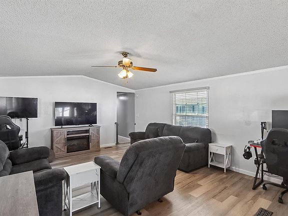 3rd image of 1249 Huron Dr