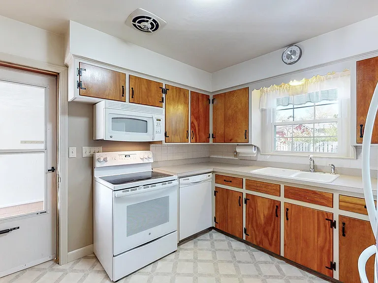1835 Phelps Ave — Photo 7