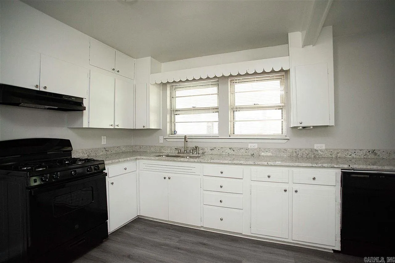 3 bed, 1.0 bath, 1092 sqft, $1,025 — Photo 3