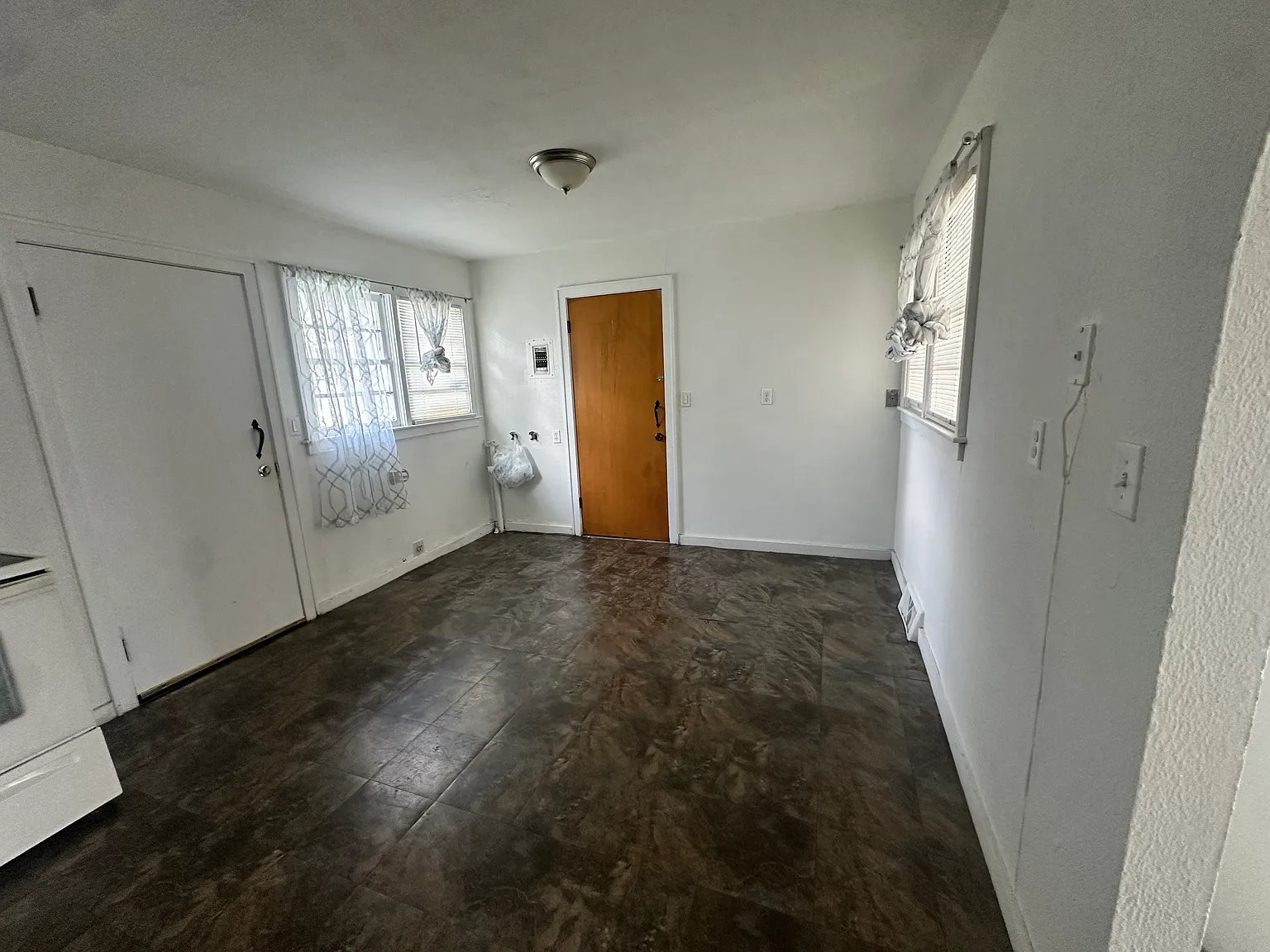 2 Bedroom, 1 Bathroom Long Term Rental House — Photo 4