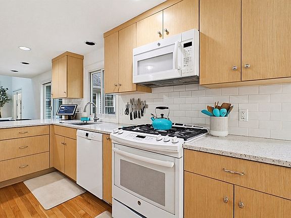 5th image of 70 Randall St