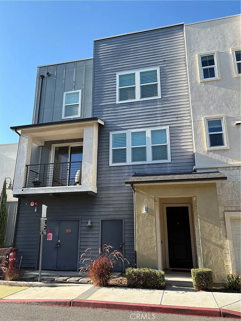 2 bed, 2.5 bath, 1279 sqft, $3,500 — Photo 1