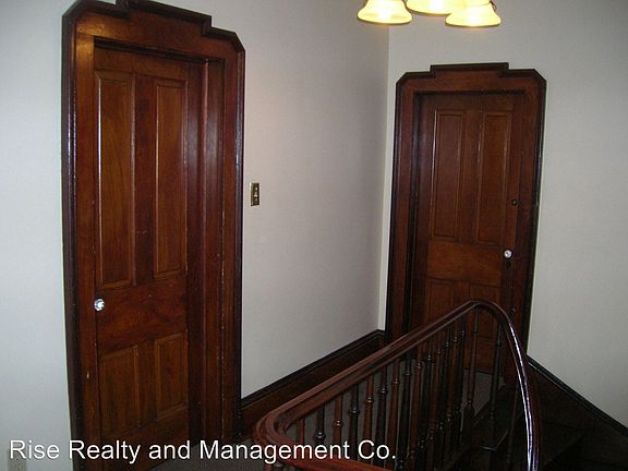 3rd image of 316 1/2 E Mulberry St