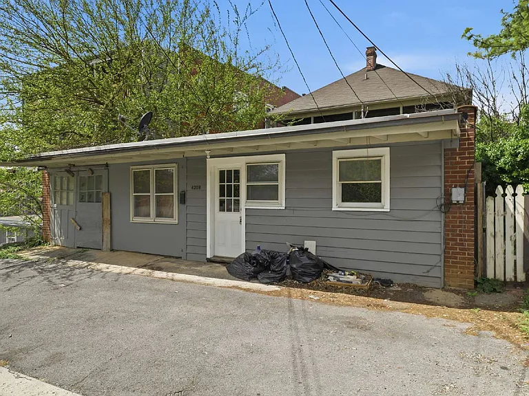 430R N Locust St — Photo 1