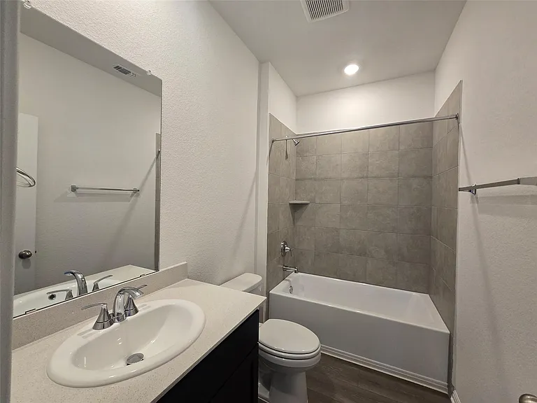 715 Universal Dr — Photo 22