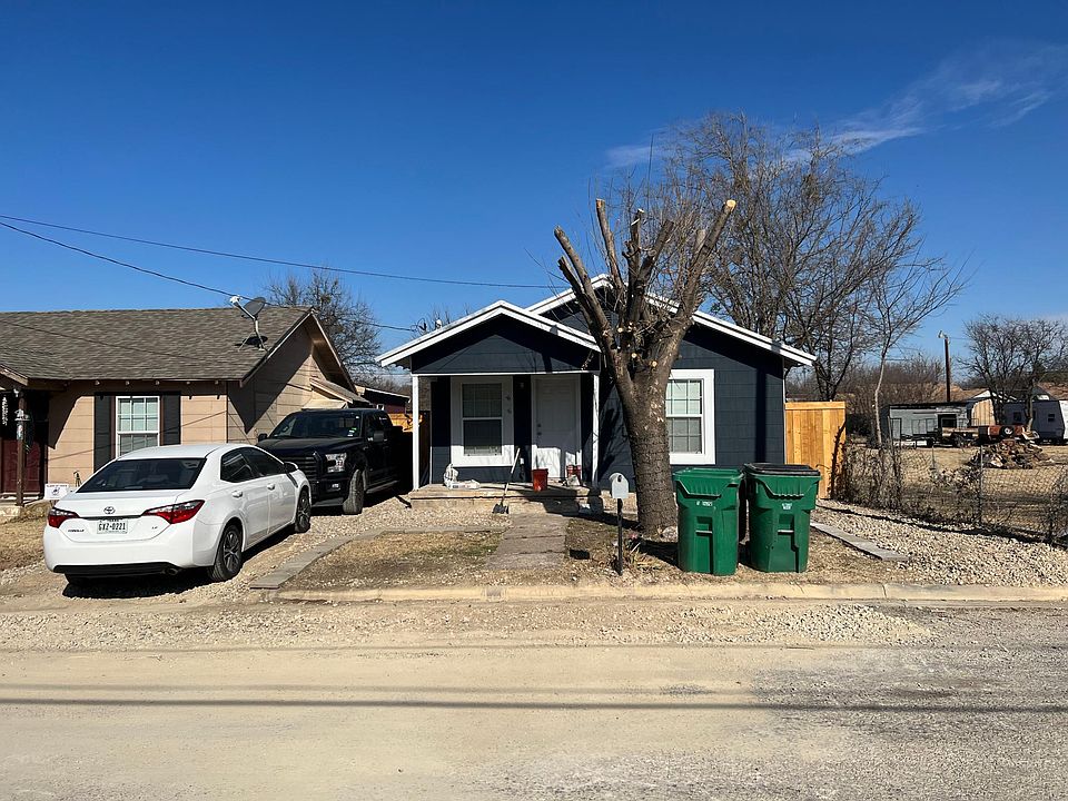 Front - Gravel driveway