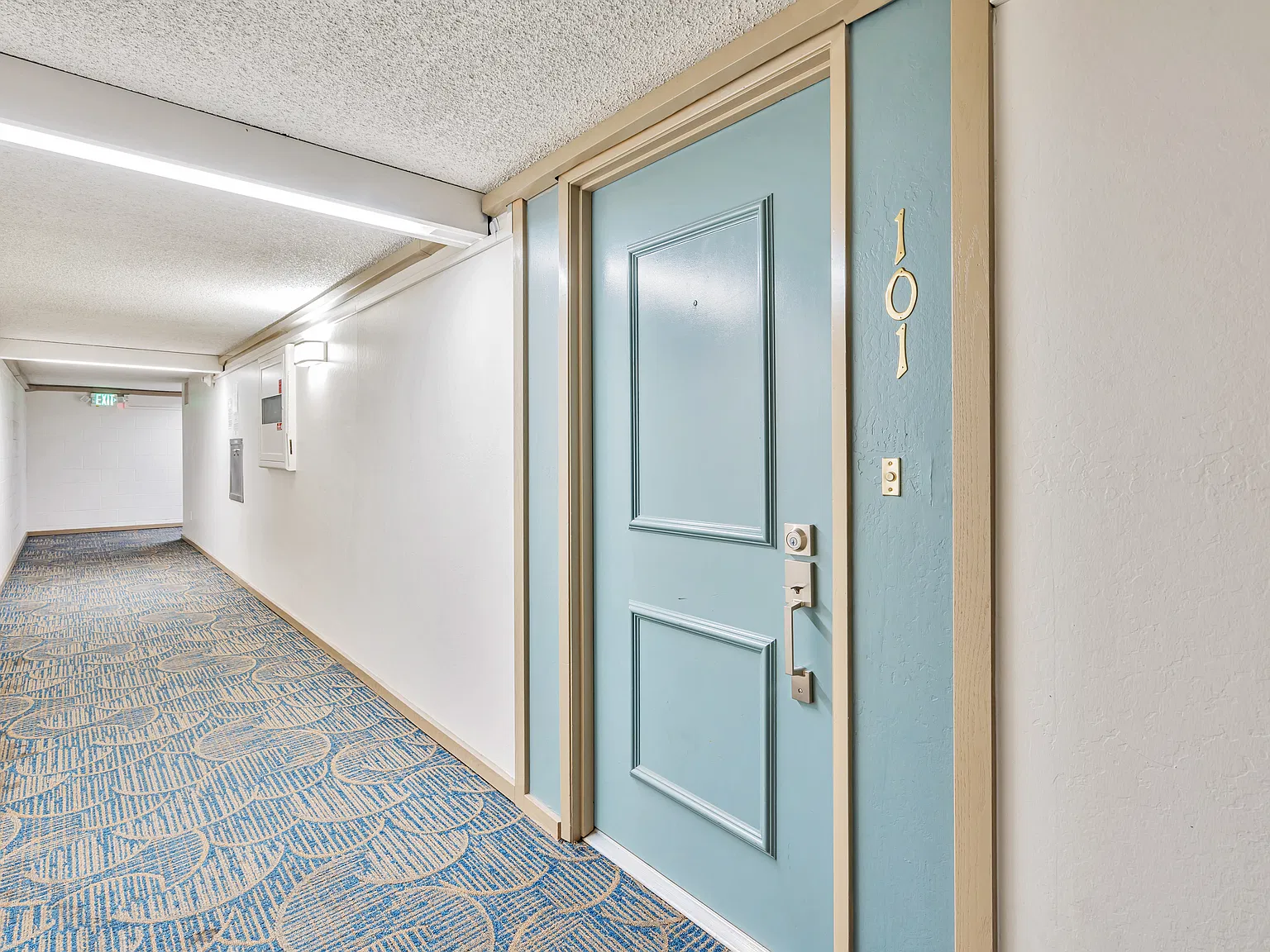 490 N Civic Dr — Photo 4