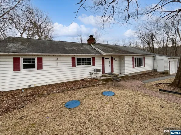 14 Beaver Ave, West Milford, NJ 07480