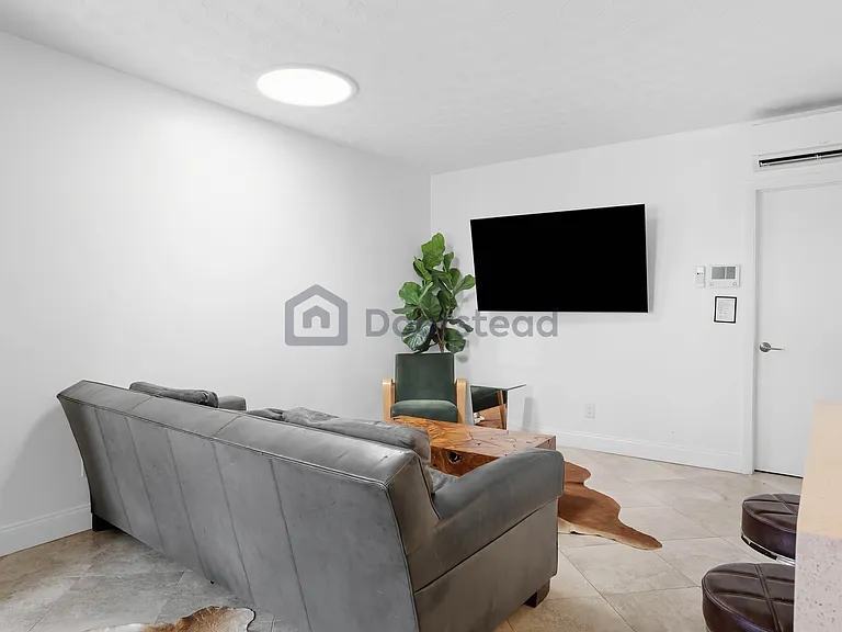 850 NE 13th St #9 — Photo 9