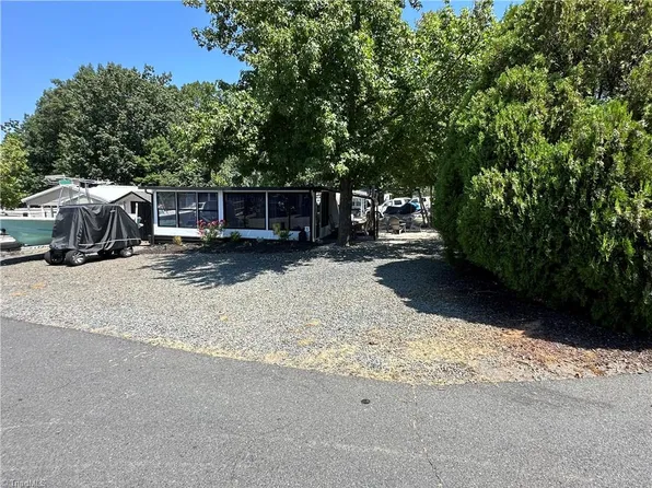 160 Cardinal Dr, New London, NC 28127