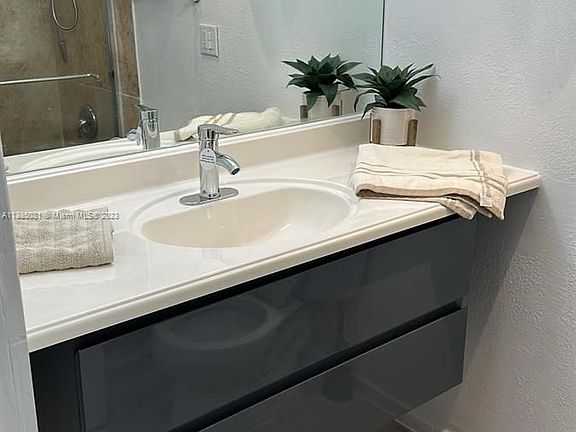 5th image of 26 Diplomat Pkwy #2231