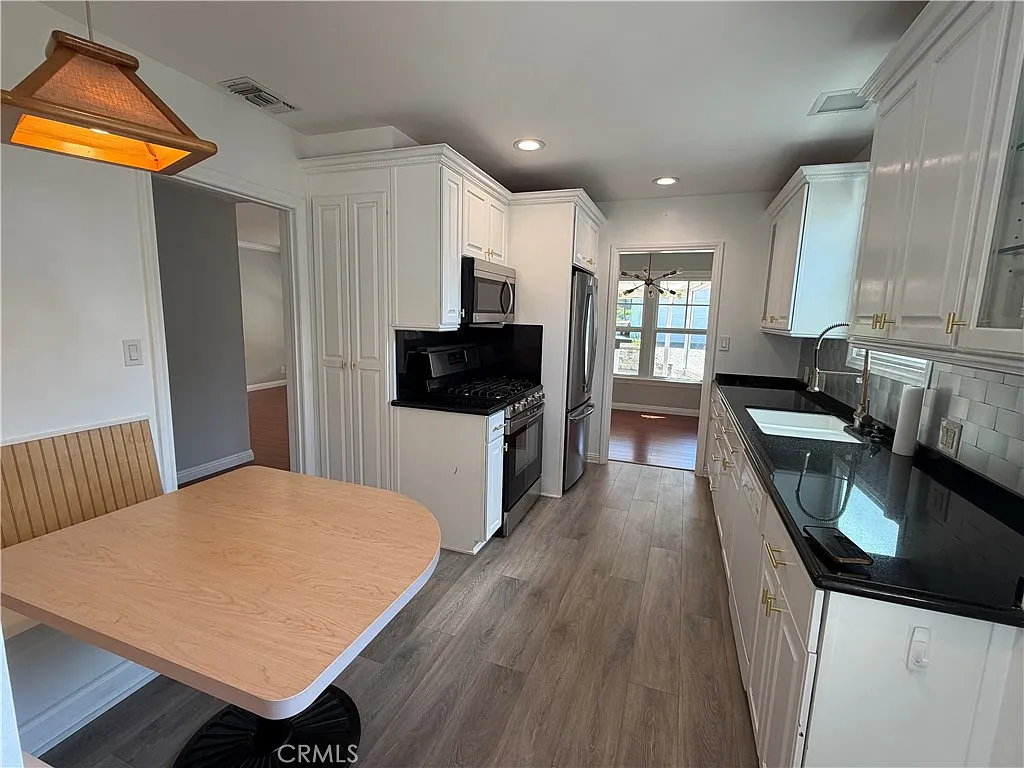 3 bed, 1300 sqft, $4,900 — Photo 2