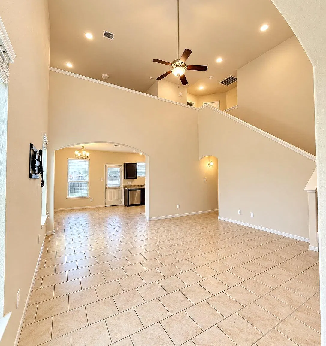 3 bed, 2.5 bath, 2047 sqft, $2,150 — Photo 2