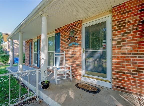 2nd image of 1912 Larkspur Dr