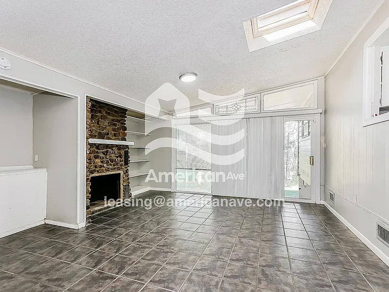 1789215_009_wm_-_family_room_13402076.jpg
