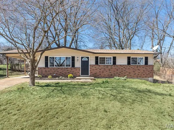 27 Lennox Ter, Maryland Heights, MO 63043