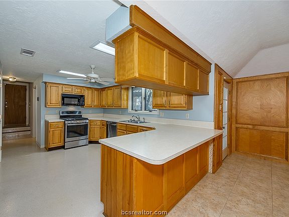 4th image of 208 Fireside Cir