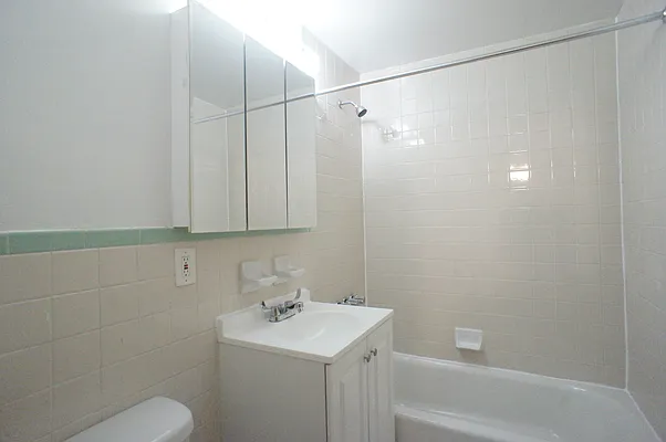 Rented by Nest Seekers International | media 12